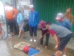 Drainase Tersumbat Kulit Durian, Damkar Tanjab Timur Sedot Genangan di SDN 61