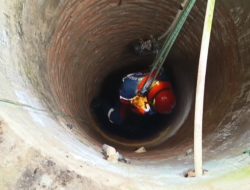 Aksi Heroik Petugas Damkar Kota Jambi Evakuasi Kucing dari Sumur sedalam 12 Meter