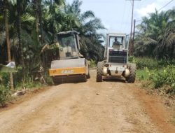 Percepat Konektivitas, UPTD Alkal PUPR Tanjab Timur Perbaiki Jalan di Desa Sungai Raya
