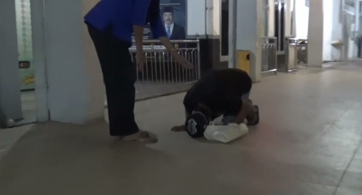 Sujud Syukur M. Iqbal di Pelataran Lapas Kelas IIA Jambi Usai Hirup Udara Bebas.