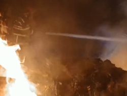Gudang Sembako Terbakar, Satu Petugas Damkar Tumbang Akibat Sesak Napas  ​