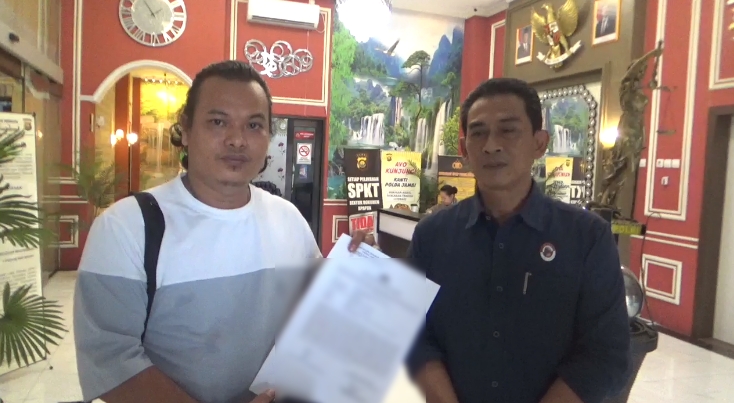 Deri Jati Prasetio, S.H., dan Chandra Sinaga, S.H., resmi melayangkan laporan ke SPKT Polda Jambi terkait dugaan pencemaran nama baik yang menimpa klien mereka, Nova Susanti, seorang pengusaha jual beli rokok asal Kelurahan Legok, Kota Jambi, Rabu 14 Januari 2026.