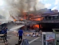 Damkar Berjibaku Padamkan Api yang Menghanguskan 6 Kios di Jambi, Satu Nyawa Melayang