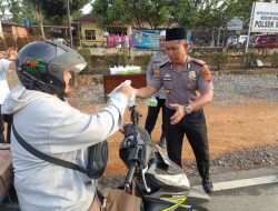 Wujud Humanis Polri, Polsek Mestong Bagikan Takjil Gratis ke Pengguna Jalan