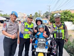 Humanis, Satlantas Polres Muaro Jambi Hadiahi Pengendara Tertib Berlalu Lintas dengan Cokelat