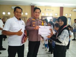 Wakili Kapolres, Kabag Ops Polres Muaro Jambi Beri Penghargaan Atlet Karate Peraih Medali Internasional