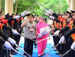 Momen Haru di Mapolda Jambi, Kapolda Lepas Brigjen Pol M Mustaqim dalam Tradisi Penuh Makna