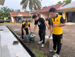 Tindak Lanjuti Arahan Presiden, Personel Polsek Jaluko Gelar Aksi Bersih Lingkungan