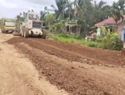 Genjot Perbaikan Jalan Lintas Kecamatan, UPTD Alkal Tanjab Timur Kerahkan Alat Berat