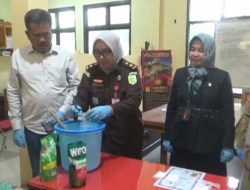 Dua Wanita Terlibat Peredaran Sabu di Muaro Jambi, Polisi Musnahkan Barang Bukti