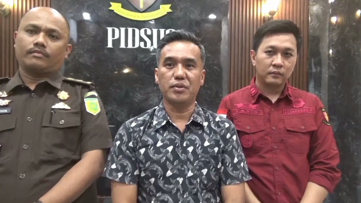Kasi Intel Kejari Muaro Jambi, Bukhari, S.H.,M.H. (Tengah)
