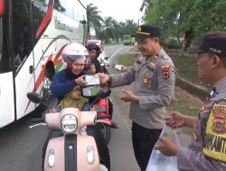 Polsek Jaluko Bagikan Takjil Gratis, Pengendara Motor dan Mobil Sumringah