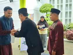 Tak Ingin Kehilangan Momen Berbagi, Ade Erlanda Tak Absen Bertatap Muka Langsung dengan Penerima Santunan