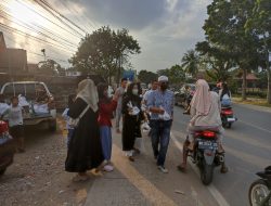 Merajut Kebersamaan di Bulan Suci Ramadan, Warga RT 01 Javana Garden Berbagi Takjil Gratis ke Pengguna Jalan