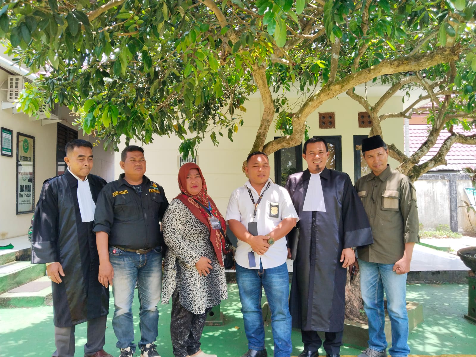 Ayah, ibu dan tim penasehat hukum terdakwa Afrizal.