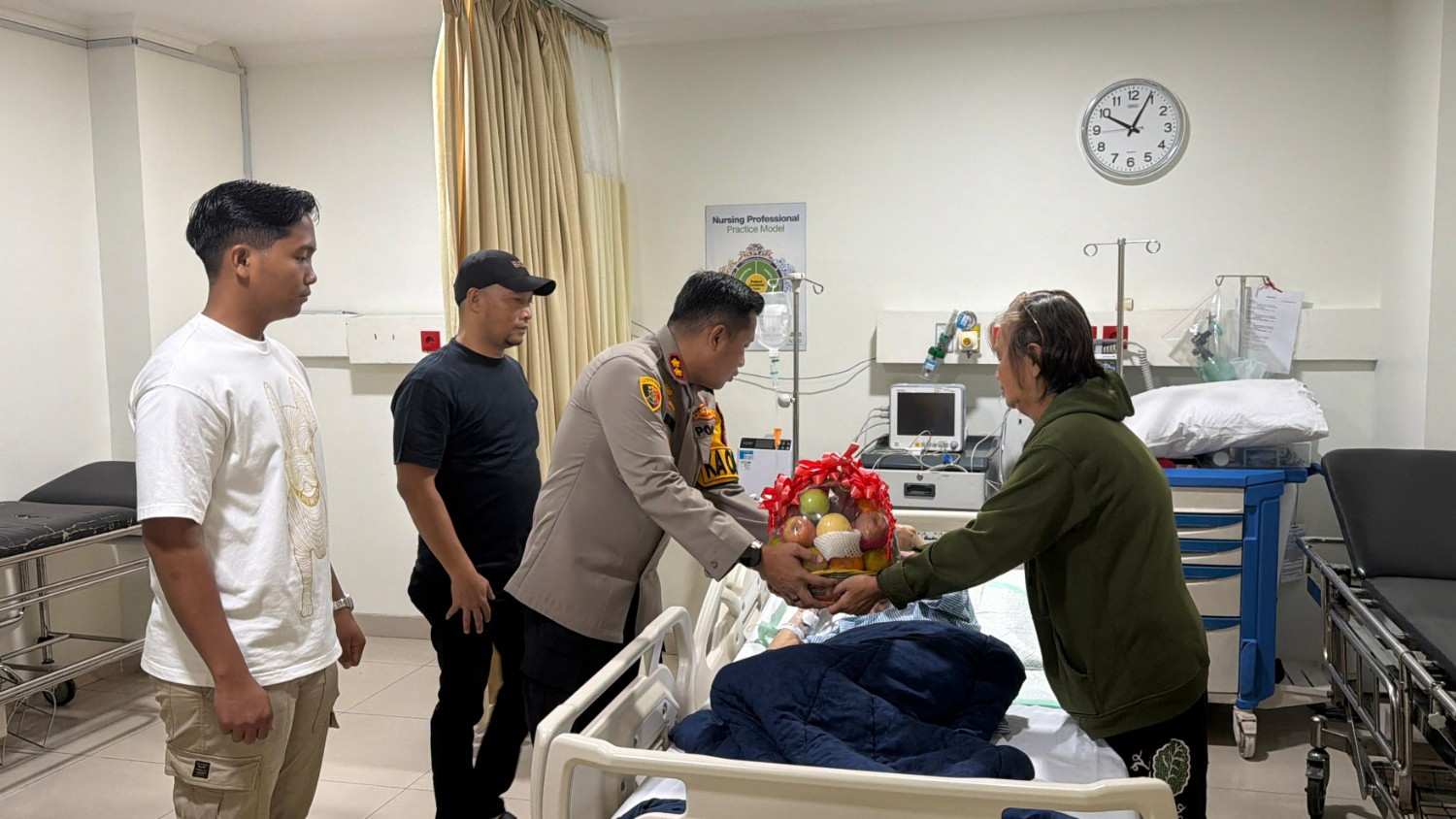 Kapolres Tanjung Jabung Timur, AKBP Ade Candra, S.P., S.I.K., bersama Kasat Reskrim AKP Ahmad Soekany Daulay, S.H., M.H., saat menjenguk Korban Perampokan Jap Ai Hwa (80) di rumah sakit.