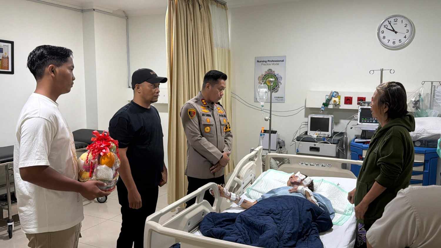 Kapolres Tanjung Jabung Timur, AKBP Ade Candra, S.P., S.I.K., bersama Kasat Reskrim AKP Ahmad Soekany Daulay, S.H., M.H., saat menjenguk Korban Perampokan Jap Ai Hwa (80) di rumah sakit.