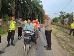 Polsek Sungai Bahar Bagikan Takjil, Wujud Kepedulian Polri di Bulan Ramadan