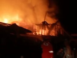 Belasan Rumah di Blok D Geragai Ludes Terbakar, Petugas Damkar Berjibaku 3 Jam Jinakkan Api
