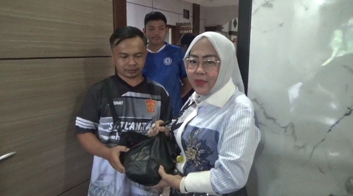 Ketua DPRD Kabupaten Tanjung Jabung Timur, Hj. Zilawati, S.H., Berbagi Kebahagiaan di Bulan Ramadan.