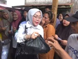 Tebar Kebaikan di Bulan Ramadan, Ketua DPRD Hj Zilawati Bagikan Ribuan Paket Sembako untuk Warga Sabak Timur