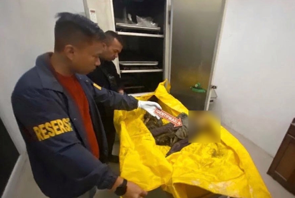 Polisi melakukan identifikasi penemuan tengkorak manusia di pesisir pantai Desa Sungai Sayang, Kecamatan Sadu, Kabupaten Tanjung Jabung Timur, Jambi. (Foto:ist)
