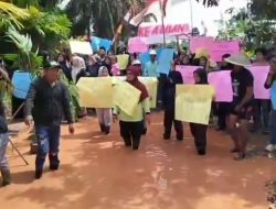 Protes Jalan Rusak di Muaro Jambi, Warga Gotong Keranda Mayat dan Tanam Pohon Pisang