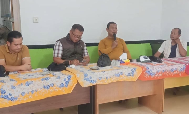 Kepala Satuan Reserse Narkoba Polres Muaro Jambi, AKP Jeki Noviardi, S.H., M.H., bersama Kapolsek Sekernan, AKP Agung Heru Wibowo, S.H., M.H., saat memberikan edukasi kepada masyarakat Desa Tanjung Lanjut tentang bahayanya penyalahgunaan narkotika.