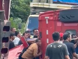 Truk Bermuatan Tiang Beton Terguling di Jalintim Jambi-Riau, Anggota DPRD Joniadi P. Nainggolan Turun Tangan Bantu Evakuasi