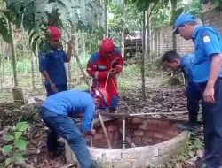 Sumur Warga Rano Tercemar Bangkai Biawak, Petugas Damkar Tanjabtim Turun Tangan Lakukan Evakuasi