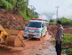 Gerak Cepat Personel Polda Jambi Tangani Longsor di Muara Hemat, Jalur Kerinci-Bangko Kini Bisa Dilalui
