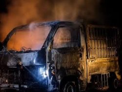 Mobil Carry Bermuatan Sembako Hangus Terbakar di Rantau Rasau