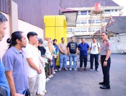 Kapolda Jambi Berikan Tali Asih ke Korban Kebakaran Asrama Polisi