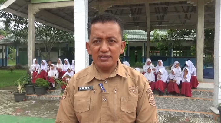 Kepala SMP Negeri 6 Muaro Jambi, Bastoni.