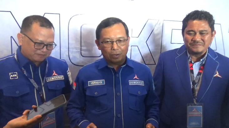 Foto: Sekretaris Jenderal DPP Partai Demokrat, Dr. Ir. H. E. Herman Khaeron, M.Si. (Tengah)