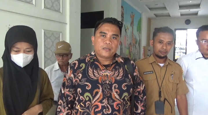 Kuasa Hukum Korban, Sena Neranda (Tengah).