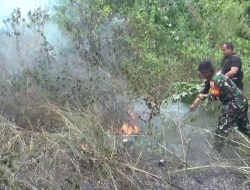 Kebakaran Lahan 3 Hektar di Muaro Jambi Dekati Permukiman, TNI-Polri Berjibaku Jinakkan Api, Heli Water Bombing Dikerahkan