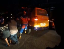 Damkar Muaro Jambi Evakuasi Ambulans yang Terperosok