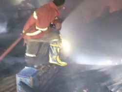 Dua Rumah Warga di Desa Arang Arang Terbakar, Damkar Berjuang Padamkan Api
