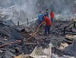 Toyota Innova Dikerahkan Terobos Gang Sempit, Damkar Tanjabtim Padamkan Kebakaran 8 Rumah di Lagan Tengah