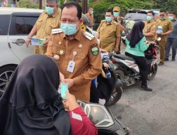 Kualitas Udara Memburuk Akibat Karhutla, Bupati Muaro Jambi Bagikan Ribuan Masker Gratis ke Warga
