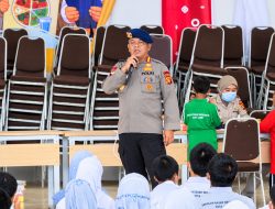 Satbrimob Polda Jambi Salurkan Masker dan Vitamin untuk Pelajar Sekolah Rakyat di Tengah Kabut Asap Karhutla