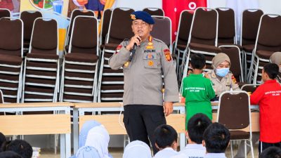 Satbrimob Polda Jambi Salurkan Masker dan Vitamin untuk Pelajar Sekolah Rakyat di Tengah Kabut Asap Karhutla