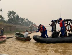 Kabut Asap Selimuti Jambi, Polisi Bagikan Sembako dan Masker di Sungai Batanghari