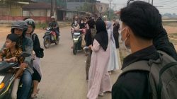 Kabut Asap Selimuti Muaro Jambi, Mahasiswa Sungai Gelam Turun ke Jalan Bagikan Masker Gratis
