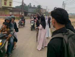 Kabut Asap Selimuti Muaro Jambi, Mahasiswa Sungai Gelam Turun ke Jalan Bagikan Masker Gratis