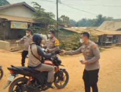 Kabut Asap, Kapolsek Bahar Selatan IPDA Ari Irfani Turun ke Jalan Bagikan Masker Gratis ke Warga