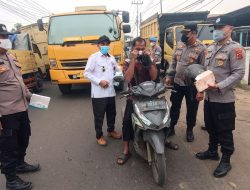 Peduli Kesehatan Dampak Kabut Asap, Kapolsek Kumpeh Ulu AKP Chandra Adinata Bagikan Masker Gratis ke Pengendara 