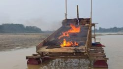 Polres Muaro Jambi Bakar Rakit PETI di Aliran Sungai Batanghari