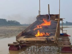 Polres Muaro Jambi Bakar Rakit PETI di Aliran Sungai Batanghari